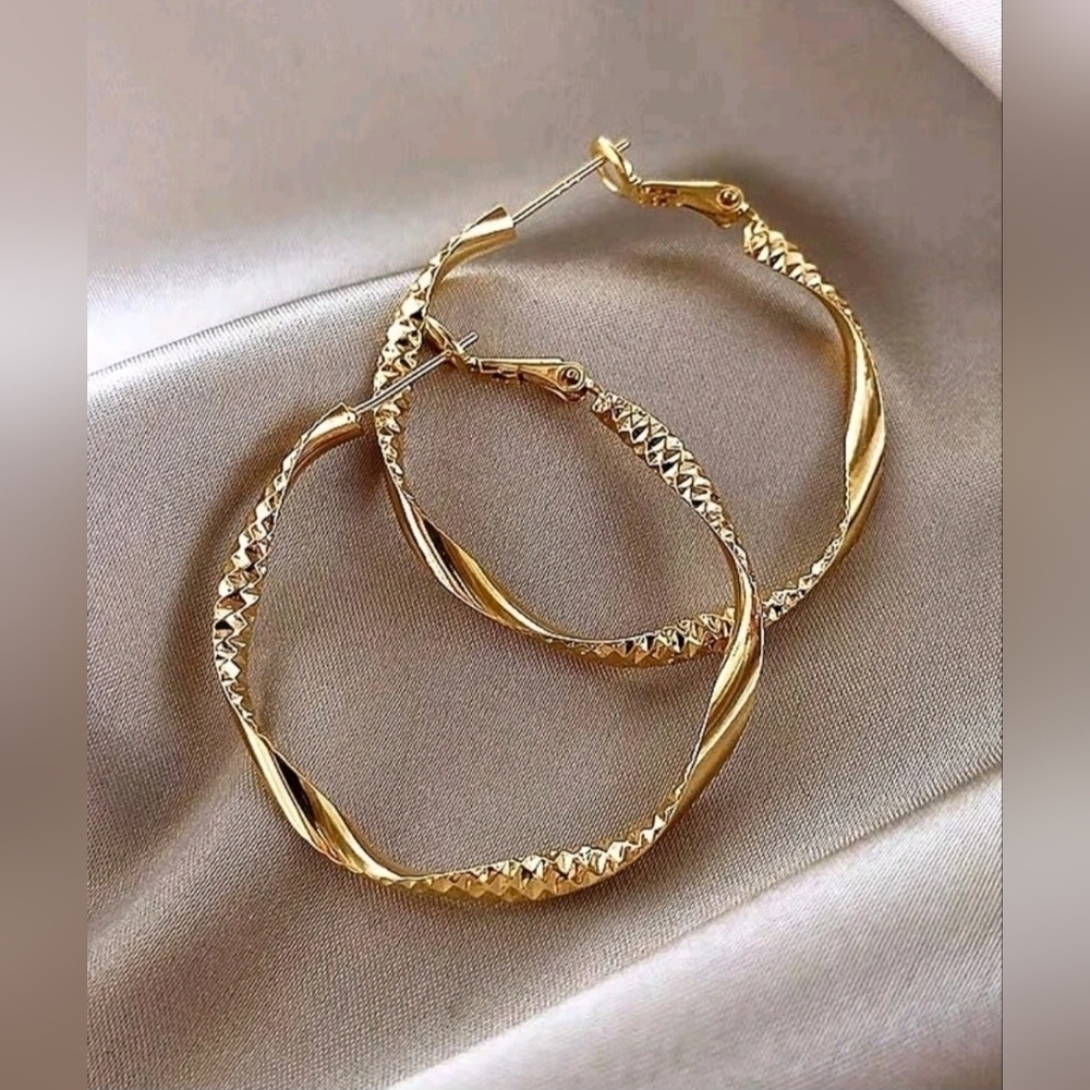 Gold plated Twist Hoop Fashion Earrings